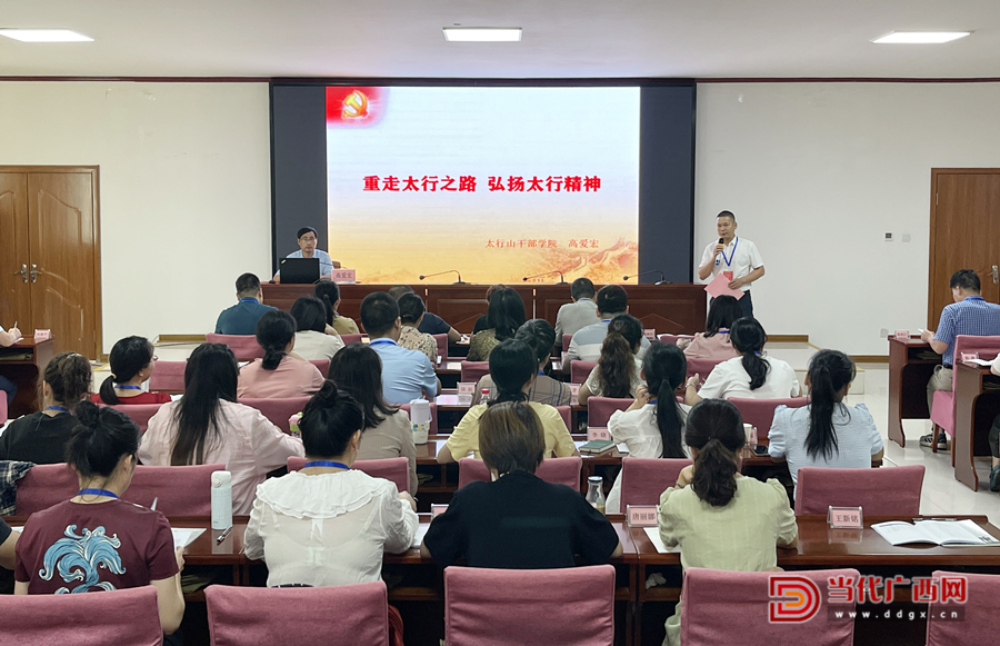 認(rèn)真聽課。記者張友豪攝_副本