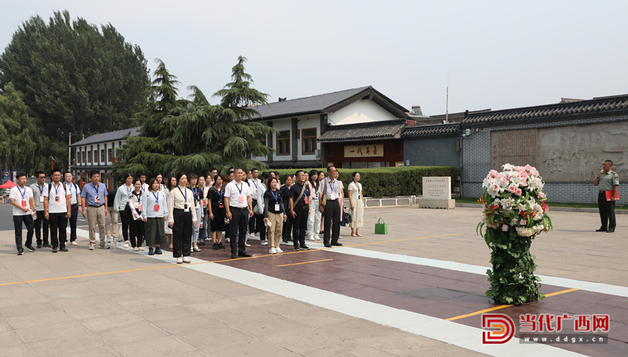 學(xué)員向八路軍一二九師前輩們敬獻(xiàn)花籃，向革命先輩們致敬。記者張友豪攝_副本