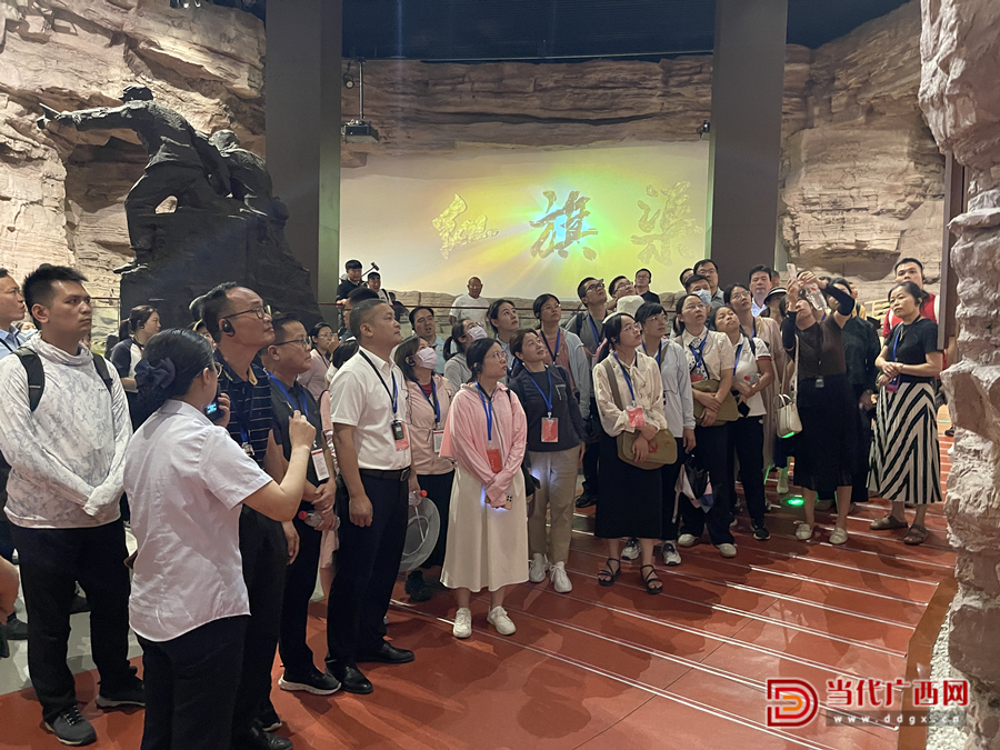 學(xué)員走進(jìn)紅旗渠紀(jì)念館，了解紅旗渠的修建歷程，學(xué)習(xí)感悟紅旗渠精神。記者張友豪攝_副本