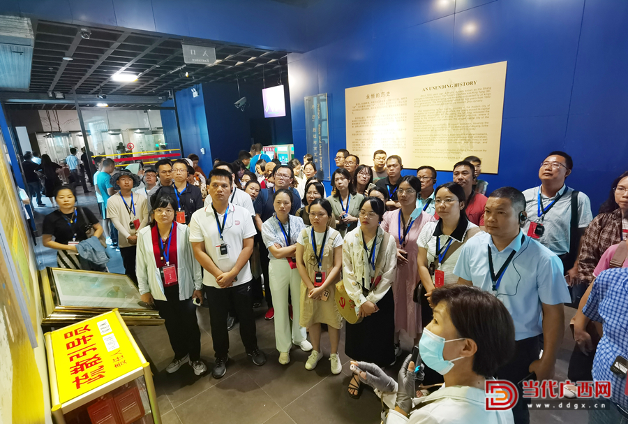 學(xué)員在殷墟博物苑參觀學(xué)習(xí)。記者張友豪攝1_副本